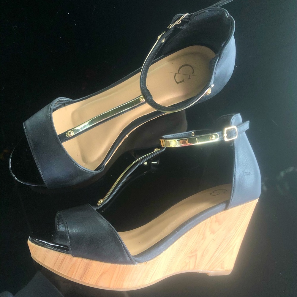 Black and gold wedge